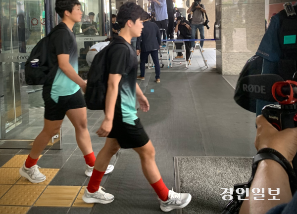 18일 오후 3시25분께 수원시내 한 호텔에서 북한 내고향여자축구단이 경기를 앞두고 훈련장에 가 연습을 하기 위해 버스에 올라타고 있다. 내고향 축구단은 취재진의 질문에 묵묵부답으로 일관했다. 2026.5.18 /유혜연기자 pi@kyeongin.com