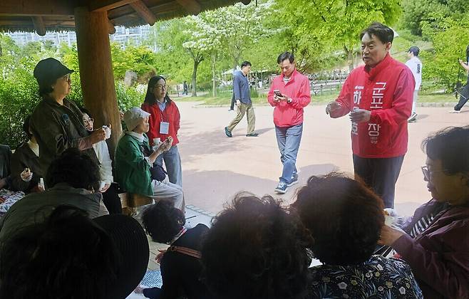 ▲ 하은호 후보는 "군포시를 살기 좋은 도시로 만들어야 한다는 사명감이 충만한 공직자들이 시장에게 원하는 것은 공정과 소통이었다"라고 밝혔다. 이어 그는 "시정은 소통을 기반으로 이어져 왔고 앞으로도 시민들의 목소리를 듣기 위해 다가가고 시민들의 의견을 받들어 펼쳐 나가야 한다는 것에 변함이 없다"라고 강조했다. (사진은 하 후보가 공원에서 시민들과 다양한 주제로 소통하는 장면) /사진제공=하은호 후보 선거사무소