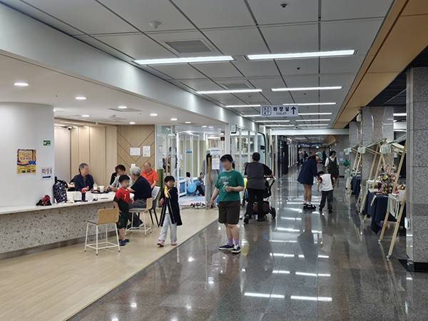 지난 16일 인천 동구 송림아뜨렛길에서 주민들이 북카페와 문화시설 등을 이용하며 시간을 보내고 있다. 송림아뜨렛길은 지난 10여년간 청원경찰이 배치돼 야간 안전관리와 민원 대응 등을 맡아왔다.