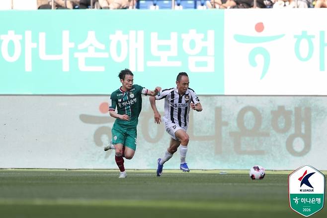 대전하나시티즌 김문환과 FC서울 문선민이 '하나은행 K리그1 2026' 8라운드 FC서울과 경기에서 경합하고 있다. 한국프로축구연맹 제공