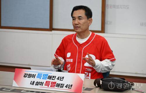 ◇김진태 국민의힘 강원도지사 후보가 18일 도청 브리핑룸에서 기자회견을 열고 새로운 추가 공약 등에 대해 이야기하고 있다. 박승선기자