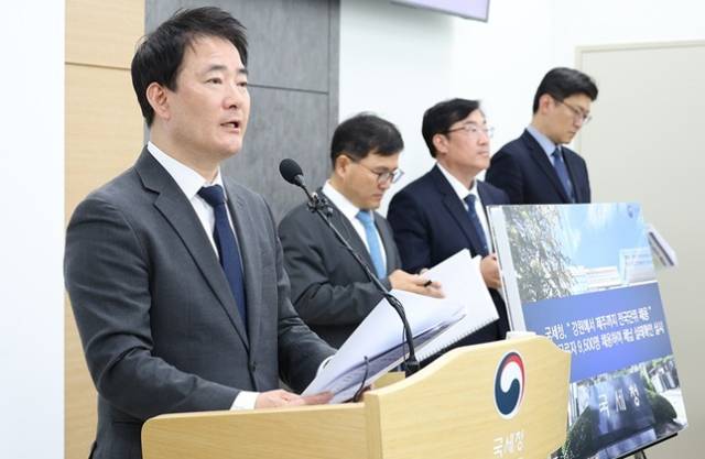18일 국세청 김휘영 국세외수입통합징수준비단장 체납관리단 기간제 근로자 채용에 관해 브리핑을 하고 있다. 국세청 제공