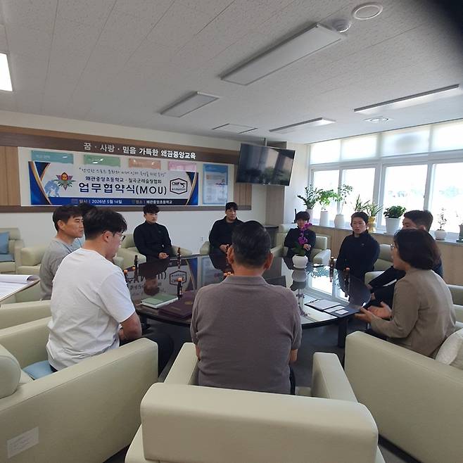 ▲ 왜관중앙초등학교와 칠곡군레슬링협회(칠곡군청 레슬링팀)는 지난 14일 학교에서 업무협약(MOU)을 체결하고 레슬링·레슬밴드 스포츠클럽 활성화를 위한 공동 운영에 합의했다. 칠곡교육청 제공