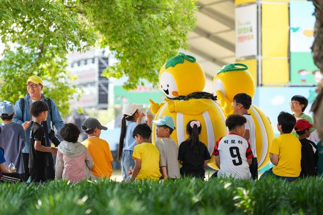 '2026 성주참외&생명문화축제'장에는 전국에서 찾아 온 관광객들 뿐 아니라 어린이들도 즐길 수 있는 다양한 프로그램이 인기를 끌었다. 성주군 제공