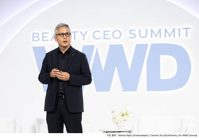 '2026 WWD Beauty CEO Summit'에서 발표 중인 아모레퍼시픽 김승환 대표이사. 아모레퍼시픽 제공