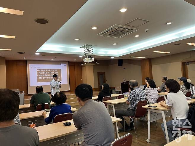 토스증권 리서치센터 기명균 콘텐츠 매니저가 18일 서울 강동구에 있는 한국시각장애인복지관에서 열린 시각장애인 대상 금융교육에서 강연하고 있다. /사진=김유진 기자