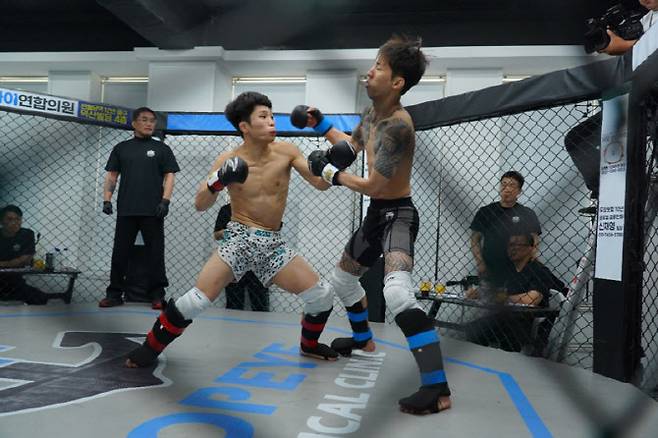 KMMA 플라이급 잠정챔피언에 등극한 문주대(왼쪽)이 상대에게 강한 펀치 콤비네이션을 날리고 있다. 사진=KMMA