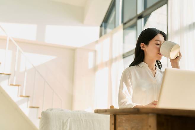 한 여성이 노트북 작업을 하고 있다. 재택근무처럼 낮 동안 집에 머무는 시간이 길다면 강한 채광 때문에 커튼을 치고 생활하는 경우도 적지 않다. 사진=게티이미지뱅크