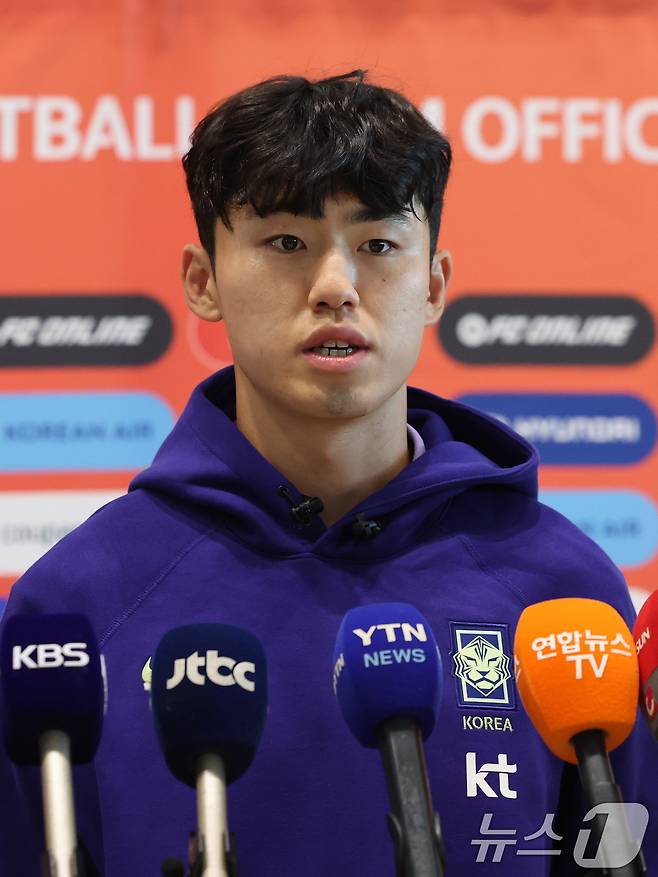 2026 FIFA 북중미 월드컵에 나서는 대한민국 축구 국가대표팀의 이기혁이 18일 오후 인천국제공항 제2터미널에서 사전 캠프가 차려지는 미국 유타주 솔트레이크시티로 출국 전 취재진과 인터뷰를 하고 있다. 2026.5.18 ⓒ 뉴스1 김진환 기자