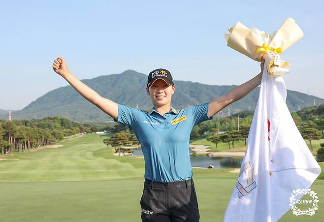 방신실이 17일 열린 KLPGA 투어 두산 매치플레이 결승에서 우승을 차지한 후 환호하고 있다. 사진 | KLPGA