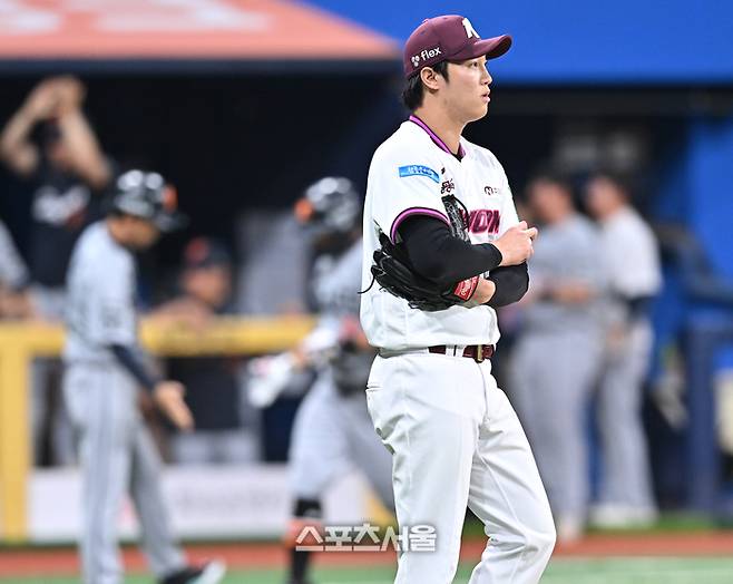 키움 선발투수 안우진이 14일 서울 고척스카이돔에서 열린 2026 KBO리그 한화전 5회초 상대 김태연에 홈런을 허용한 후 아쉬워하고 있다. 고척 | 최승섭 기자 thunder@sportsseoul.com