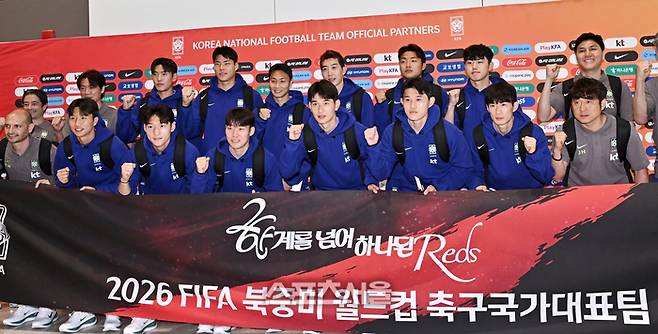 2026 FIFA 북중미 월드컵에 나서는 대한민국 축구 국가대표팀이 18일 인천국제공항 제2터미널에서 사전 캠프가 차려지는 미국 유타주 솔트레이크시티로 출국하면서 기념촬영을 하고 있다. 2026. 5. 18. 인천국제공항 | 박진업 기자 upandup@sportsseoul.com
