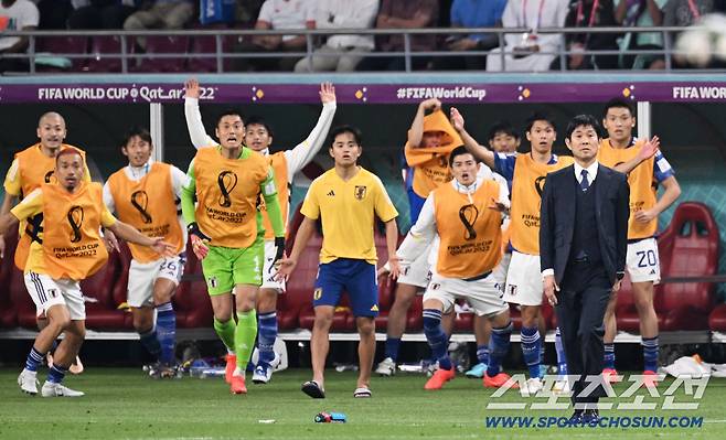 23일 카타르 알라이얀의 칼리파 인터내셔널 스타디움에서 독일과 일본의 2022카타르월드컵 조별리그 1차전 경기가 열렸다. 일본이 독일에 2대 1로 승리했다. 승리가 확정되자 환호하는 일본 선수들. 도하(카타르)=송정헌 기자songs@sportschosun.com/2022.11.23/
