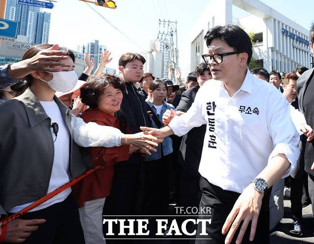 6·3 재보궐선거 최대 격전지로 꼽히는 부산 북갑에서 보수 진영 후보 단일화 가능성이 좀처럼 속도를 내지 못하고 있다. 사진은 한동훈 무소속 후보. /뉴시스