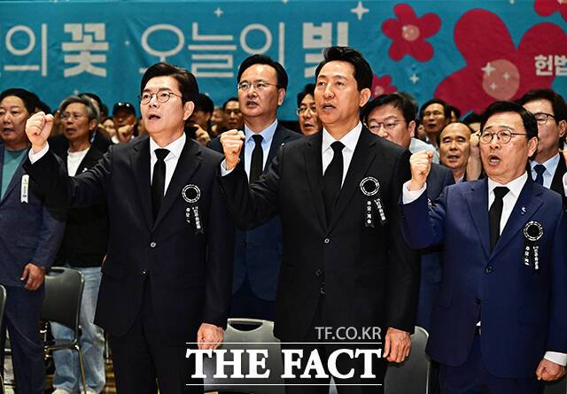 정원오 더불어민주당 서울시장 후보(왼쪽)와 오세훈 국민의힘 서울시장 후보가 18일 오전 서울 중구 서울시청 다목적홀에서 열린 '5.18민주화운동 제46주년 서울기념식-오월의 꽃, 오늘의 빛'에 참석해 임을 위한 행진곡을 제창하고 있다. /배정한 기자