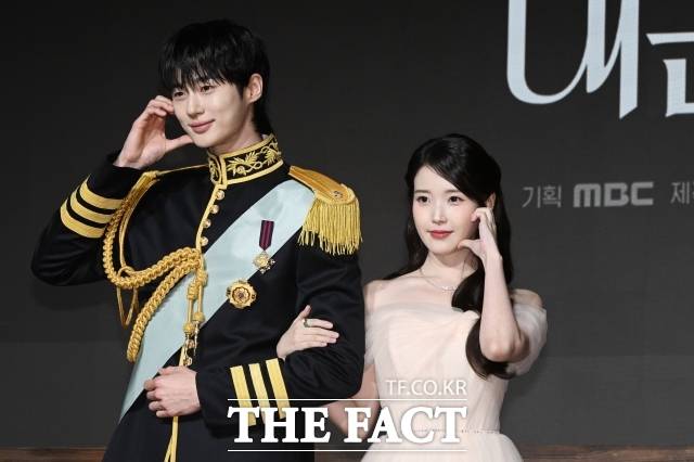 드라마 '21세기 대군부인'은 첫 방송 시청률 7.8%로 시작해 마지막 회 13%대를 기록하며 최근 종영했다. 배우 변우석(왼쪽)과 아이유가 드라마 제작발표회 당시 포즈를 취하고 있다. /김성렬 기자