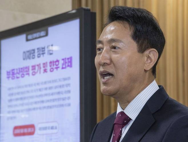 오세훈 국민의힘 서울시장 후보가 18일 국회 의원회관에서 열린 이재명 정부 1년 부동산 정책 평가 토론회에 참석한 뒤 취재진과 인터뷰 하고 있다. 연합뉴스