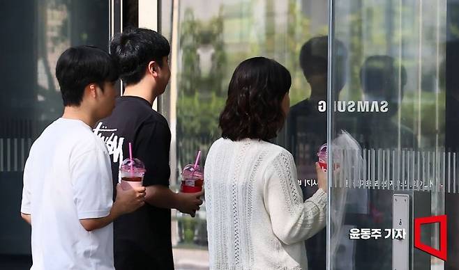 삼성전자 노사의 중앙노동위원회(중노위) 2차 사후조정 회의가 예고된 18일 서울 서초구 삼성전자 사옥으로 직원들이 분주히 움직이고 있다. 윤동주 기자