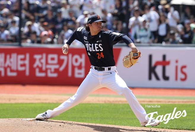 오웬 화이트가 지난 16일 수원KT위즈파크에서 열린 2026 KBO리그 한화 이글스와 KT 위즈의 경기에서 역투하고 있다. 한화 이글스 제공