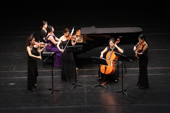 뮤엔피아노퀸텟(MUEN Piano Quintet)이 오는 23일 오후 5시 대전예술의전당 앙상블홀에서 제17회 정기연주회 '퀸텟 인사이드(Quintet Inside)'를 연다. 사진은 지난 공연 모습. 순수예술기획 제공