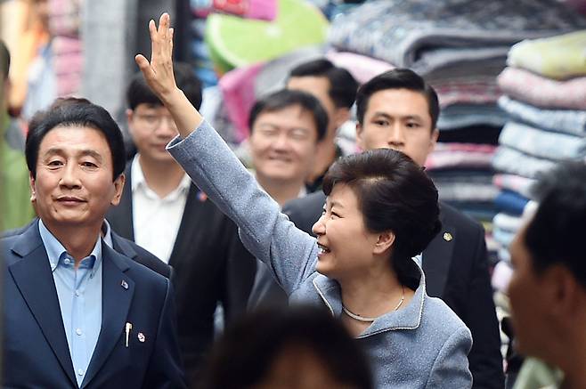 2015년 9월 7일 박근혜 당시 대통령이 대구시 중구 대신동 서문시장을 방문해 시민들에게 손을 흔들며 인사하고 있다. 뉴스1