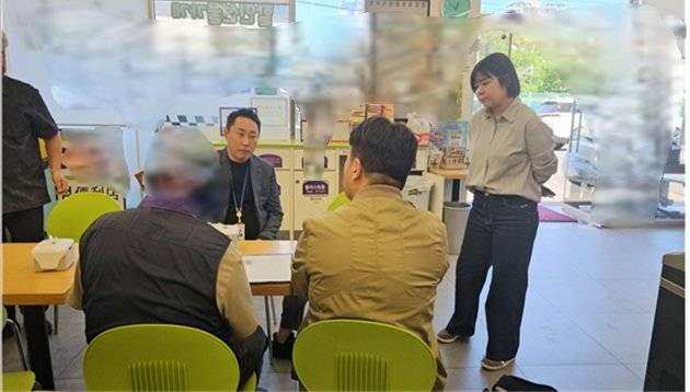 제주도 자치경찰단이 편의점에서 무자격 여행업을 벌인 50대 남성을 적발했다. 제주도 자치경찰단 제공