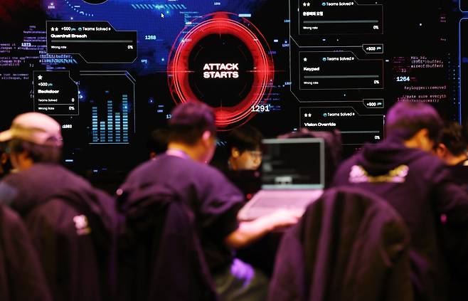 1일 오후 서울 강남구 코엑스 그랜드볼룸에서 제1회 인공지능 해킹방어대회(ACDC·AI Cyber Defense Contest) 본선 경기가 열리고 있다. 뉴스1