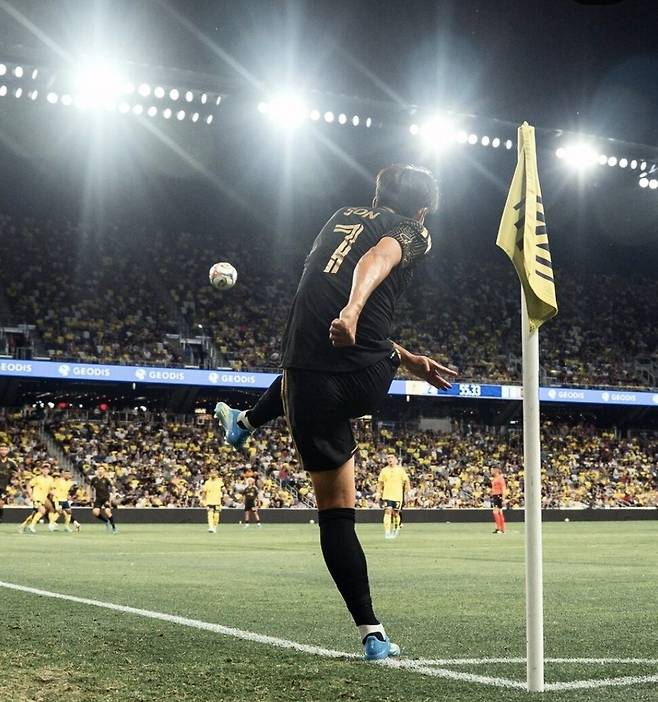손흥민(LAFC)이 18일(한국시각) 미국 내슈빌의 지오디스파크에서 열린 2026 미국프로축구 메이저리그사커(MLS) 정규리그내슈빌SC와 경기에서 코너킥 키커로 나서 슛을 쏘고 있다. 엘에이FC 사회관계망서비스 갈무리