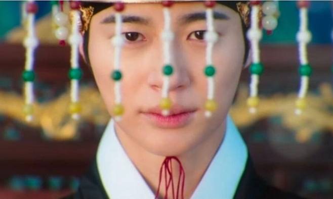 문화방송(MBC) 드라마 ‘21세기 대군부인’에서 이안대군(변우석)이 구류면류관을 쓴 모습. 온라인 커뮤니티 갈무리