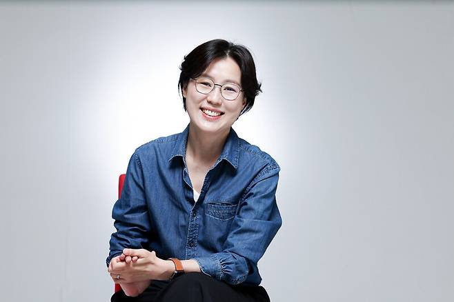 영화 ‘남태령\'을 연출한 김현지 감독이 2026년 5월13일 서울 마포구 한겨레신문사에서 한겨레21과 인터뷰를 마치고 포즈를 취하고 있다. 이승배 기자 photolee@hani.co.kr