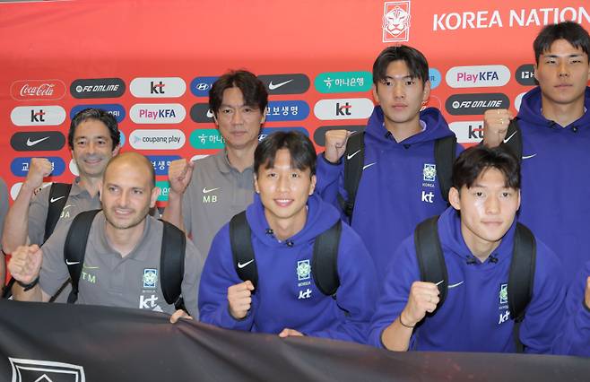 <yonhap photo-8557="">2026 북중미 월드컵에 출전하는 축구 국가대표팀 홍명보 감독과 선수들이 18일 사전 훈련 캠프가 열리는 미국 유타주 솔트레이크시티로 출국하기 전 인천국제공항 제2여객터미널에서 기념 촬영하고 있다. 사진=연합뉴스</yonhap>