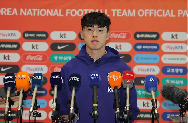 <yonhap photo-8473="">2026 북중미 월드컵에 출전하는 축구 국가대표팀 이기혁이 18일 인천국제공항 제2여객터미널에서 사전 훈련 캠프가 열리는 미국 유타주 솔트레이크시티로 출국하기 전 취재진 질문에 답하고 있다. 사진=연합뉴스</yonhap>
