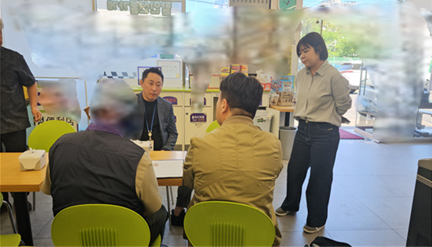 제주자치경찰단이 무등록 여행업자를 단속하는 모습 (제주자치경찰단 제공)