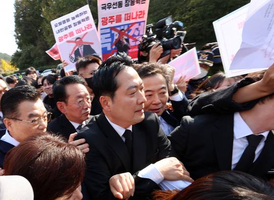 국민의힘 장동혁 대표가 지난해 11월 6일 국립 5·18민주묘지를 참배하기 위해 들어서자, 광주전남촛불행동 회원들이 몸싸움을 하며 막아서고 있다. 연합뉴스