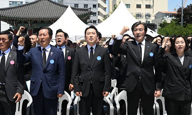 18일 오전 광주 동구 5·18기념광장에서 열린 5·18 제46주년 정부기념식에서 정청래 더불어민주당 대표와 장동혁(가운데) 국민의힘 대표, 조국 조국혁신당 대표 등이 '임을 위한 행진곡'을 부르고 있다. 장 대표만 차렷자세를 유지하고 있다. 뉴스1