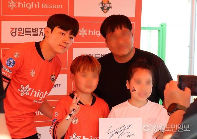 ▲ 양민혁이 17일 강릉하이원아레나에서 열린 강원FC 홈경기 전, 팬 사인회에 나서며 홈팬들에게 인사했다. 가족단위 홈팬들이 유니폼에 사인을 받고 기념사진 촬영하고 있다. 황선우 기자