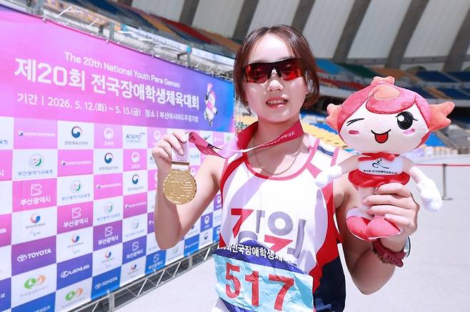 ▲ 청아중 전서연이 14일 부산아시아드주경기장에서 열린 제20회 전국장애학생체육대회 육상 여자 200m 중등부 본선 경기에서 금메달을 차지하며 2관왕에 등극한 뒤 기뻐하고 있다. 대한장애인체육회 제공