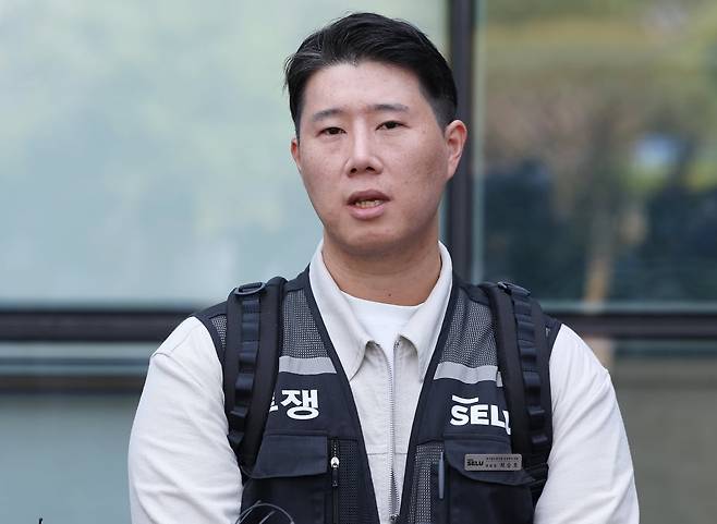 최승호 초기업노조 삼성전자지부 위원장이 지난 13일 경기도 수원시 영통구 수원지방법원에서 열린 삼성전자가 노조를 상대로 제기한 위법 쟁의행위 금지 가처분 신청 심문을 마치고 나와 취재진 질문에 답하고 있다. 사진=연합뉴스