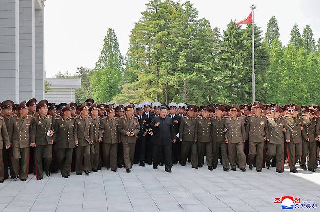 북한 조선중앙통신은 “경애하는 김정은 동지께서 5월 17일 전군의 사,려단 지휘관들의 회합을 소집하시고 그들을 만나시였다”고 18일 보도했다. 연합뉴스