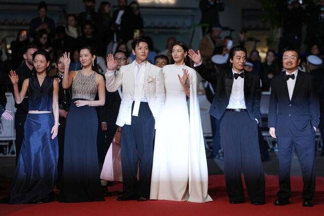 제79회 칸영화제 미드나이트 스크리닝 초청작 ‘군체’의 배우 김신록과 신현빈, 지창욱, 전지현, 구교환과 감독 연상호(앞줄 왼쪽부터)가 15일(현지시간) 밤 프랑스 칸에서 상영회 전 레드카펫에서 포즈를 취하고 있다. AP연합뉴스