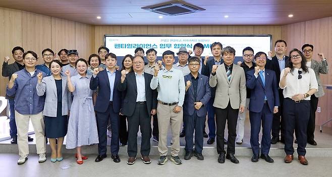 동남권디자인산업협회와 부산정보기술협회, 디지털헬스케어산업협회, 해양레저장비산업협회, 부산수출기업협회 관계자들이 부산디자인진흥원 빅디자인웍스에서 ‘펜타얼라이언스(Penta Alliance)’ 업무협약을 체결한 뒤 기념촬영을 하고 있다. 동남권디자인산업협회 제공