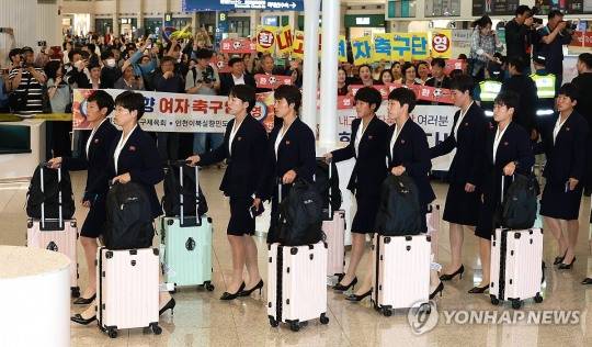 입국하는 내고향축구단 / 사진=연합뉴스