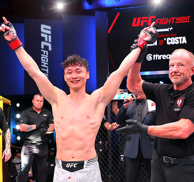 명예의 전당 헌액자 ‘코리안 슈퍼보이’ 최두호가 2026년 5월 미국 네바다주 엔터프라이즈 메타 에이펙스 UFC 파이트 나이트 276 코-메인이벤트 승리 후 기뻐하고 있다. 사진=TKO