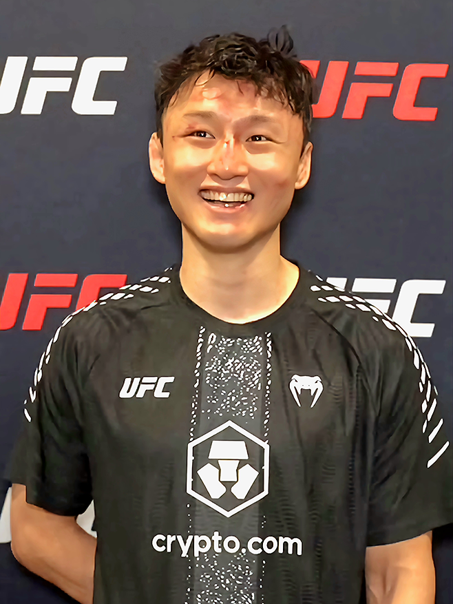명예의 전당 헌액자 ‘코리안 슈퍼보이’ 최두호가 2026년 5월 미국 네바다주 엔터프라이즈 메타 에이펙스 UFC 파이트 나이트 276 코-메인이벤트 승리 후 백스테이지 인터뷰를 하며 웃고 있다. 사진=TKO