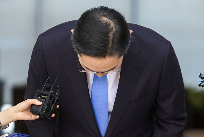 삼성전자 노사 2차 사후조정이 삼성바이오로직스 노사 갈등에 미칠 영향이 주목된다. 사진은 지난 16일 서울 강서구 김포비즈니스항공센터로 귀국한 뒤 노사 관련 사과를 하는 이재용 삼성전자 회장. /사진=뉴시스