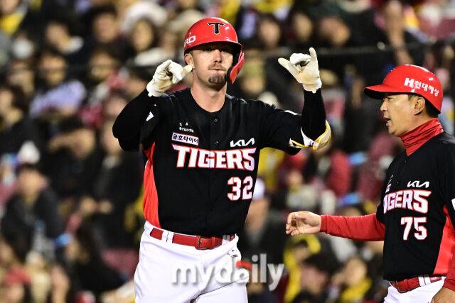 KIA 데일이 3회초 2사 1-3루에 1타점 적시타를 친 후 기뻐하고 있다./마이데일리