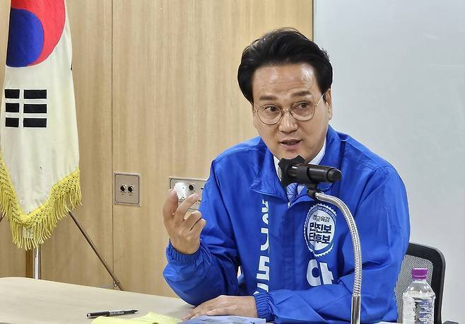 18일 경기도의회에서 열린 안민석 경기교육감 후보 인터뷰에서 안 후보가 질문에 답하고 있다. 안민석 캠프 제공