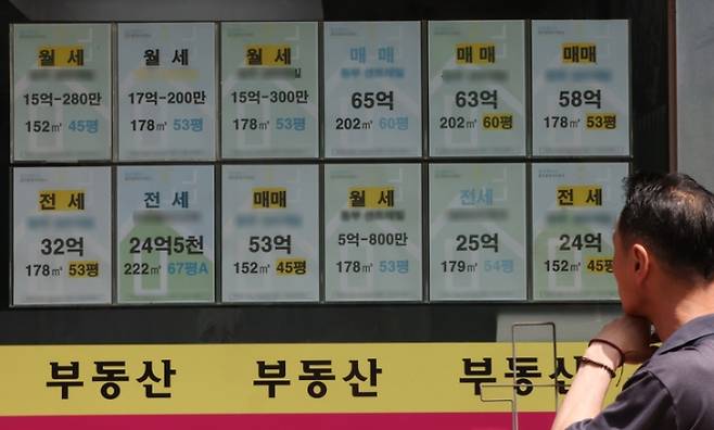 서울 아파트 시장이 매매와 전세, 월세 모두 높은 상승률을 보이는 ‘트리플 강세’를 나타내고 있다. 사진은 서울 강남구 부동산 중개업소에 붙은 매매·전세·월세 매물 안내문. 연합뉴스