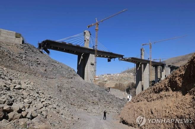 2026년 4월 2일 미국의 공습으로 파괴된 이란 카라지 소재 B1 교량 모습. AFP 연합뉴스