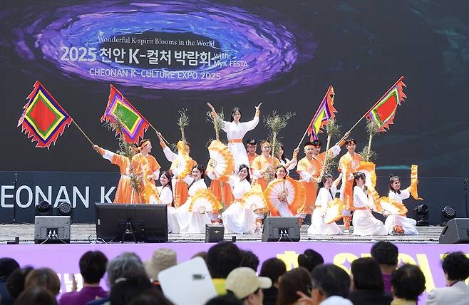 지난 '2025 천안 K-컬처박람회'에서 열린 천안외국인 축제 모습 ⓒ천안시 제공
